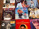 une table sur laquelle sont posés de nombreux disques d'or d'Elvis