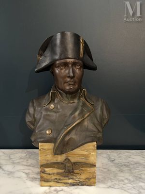 statue d'un homme portant un chapeau et tenant une boîte en bois