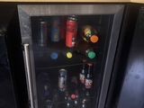 un petit réfrigérateur contenant beaucoup de boissons