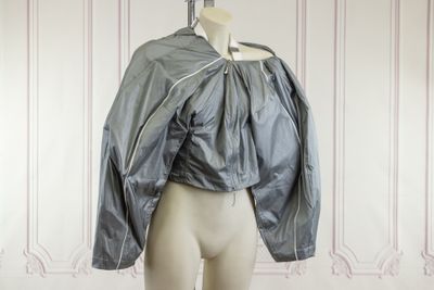 une photo d'un mannequin portant une veste