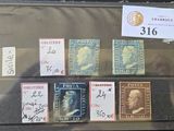 une vitrine sur laquelle sont exposés de nombreux timbres