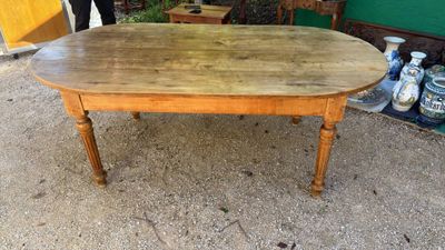 une table sur laquelle est posé un plateau en bois