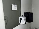 une photo en noir et blanc d'une salle de bains avec un lavabo et un miroir