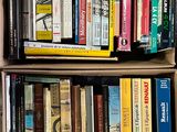 beaucoup de livres dans une boîte