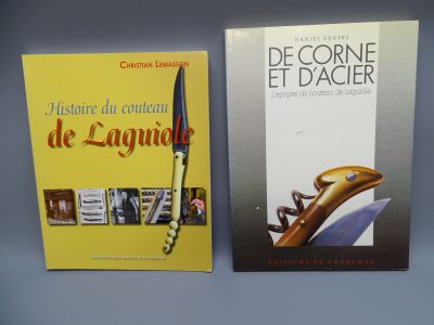 deux livres posés l'un à côté de l'autre sur une table