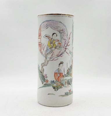 un vase blanc orné d'une image représentant une femme et un oiseau