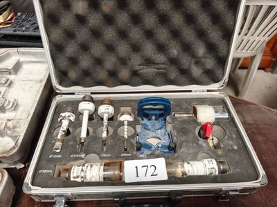 une mallette contenant de nombreux outils