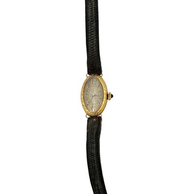 un gros plan d'une montre avec un bracelet noir sur fond blanc