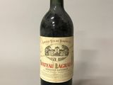 une bouteille de vin posée sur une table