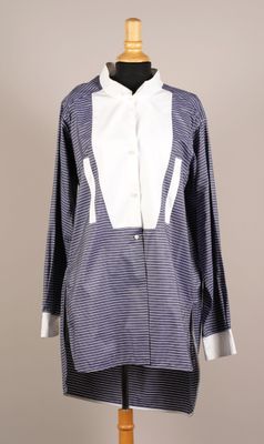 un gros plan sur une chemise portée par un mannequin, un mannequin, un mannequin, un mannequin, un mannequin, un mannequin, un mannequin, un mannequin
