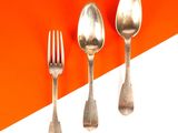 trois cuillères et une fourchette sur un fond orange et blanc
