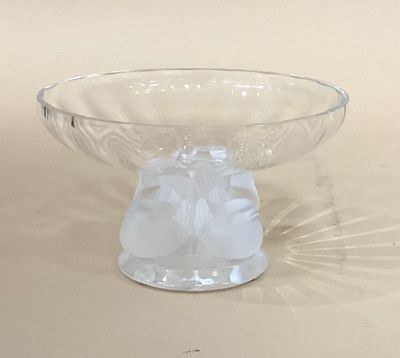 un saladier en verre transparent rempli de glaçons, posé sur une table