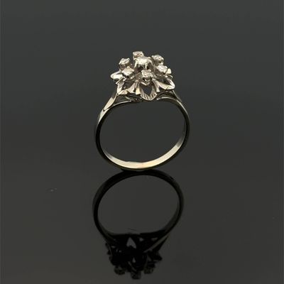 un gros plan d'une bague en argent ornée de fleurs