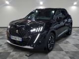 le 4x4 noir est garé dans une grande pièce au sol en damier