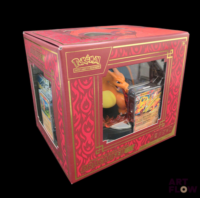 une boîte rouge contenant une figurine de Pokémon