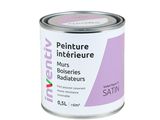 gros plan d'un pot de peinture sur fond blanc