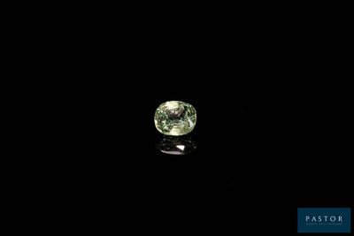 gros plan d'un diamant vert sur une surface noire