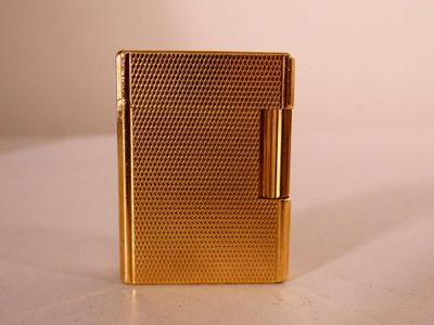 un briquet en or posé sur une table