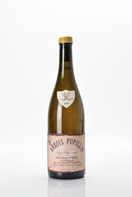 une image représentant une bouteille de vin posée sur une surface blanche