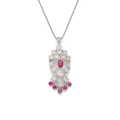 un pendentif Art déco en rubis et diamants