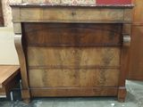 une commode en bois avec un plateau en marbre dans une chambre