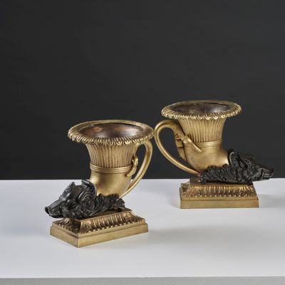 paire de vases anciens en laiton, ornés de têtes de poisson et dotés d'anses