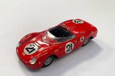 une petite voiture rouge sur laquelle sont inscrits des chiffres