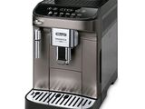 gros plan d'une machine à café sur fond blanc