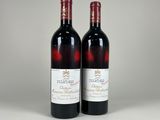 deux bouteilles de vin rouge posées l'une à côté de l'autre sur une table