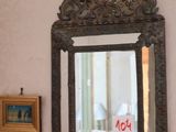 un miroir accroché au mur à côté d'un tableau