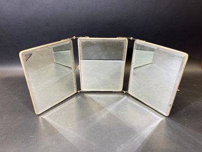 trois petits miroirs posés les uns sur les autres sur une table