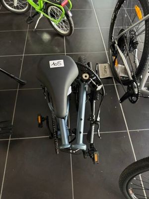 de nombreux vélos qui traînent par terre dans le magasin