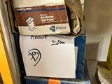 une pile de boîtes empilées les unes sur les autres