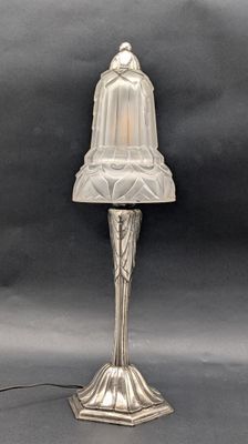 une photo d'une lampe de table munie d'un abat-jour en verre