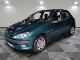 la photo d'une voiture verte garée dans un garage