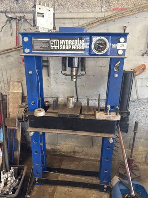 une machine bleue qui se trouve dans un garage