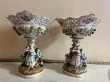 deux vases posés sur une table
