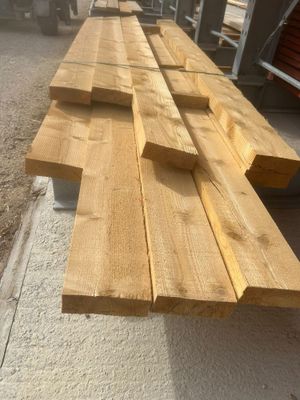 de nombreux morceaux de bois empilés les uns sur les autres