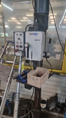 une machine posée sur une table dans une pièce