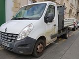 un camion blanc garé sur le bord de la route