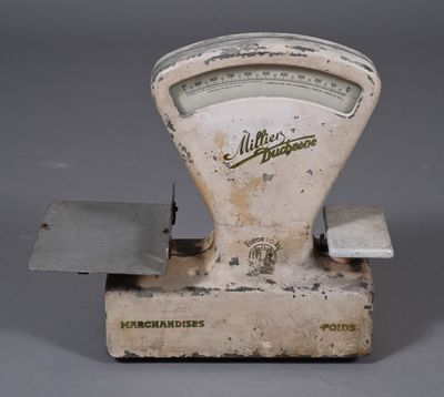 une balance posée sur une table