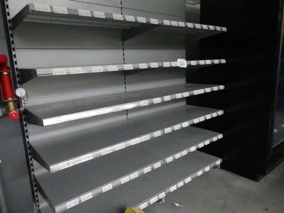 de nombreuses étagères vides au milieu d'un magasin