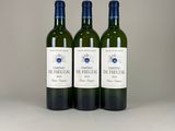 trois bouteilles de vin posées l'une à côté de l'autre sur une table
