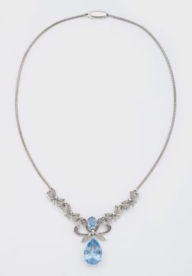 un collier orné d'une topaze bleue et d'une chaîne en argent