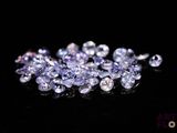 de très jolis diamants violets et blancs sur un fond noir