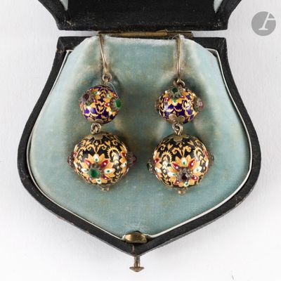 une photo d'une paire de boucles d'oreilles posée dans un écrin