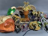un tas de chapeaux et d'autres objets divers posés sur une table
