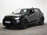 la petite voiture noire est garée dans une pièce au sol en damier