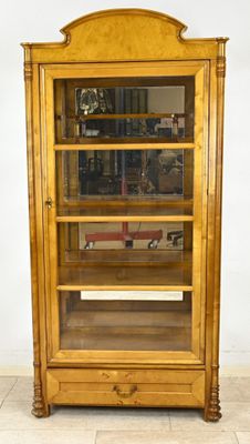 une vitrine en bois munie de portes vitrées