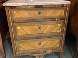 une petite commode dans le coin d'une pièce